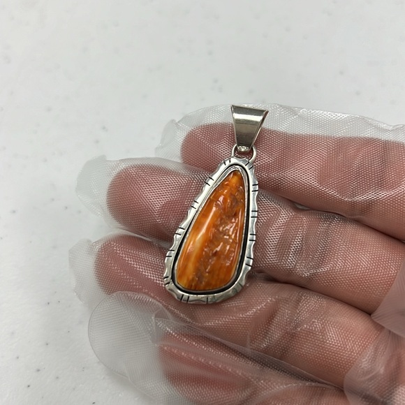 Vintage Spiny Oyster pendant in a Sterling silver by R Tom - Picture 5 of 10